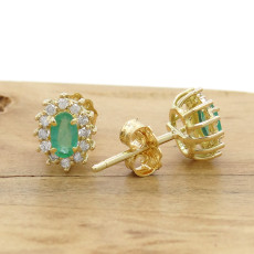 Par de Brincos com Esmeraldas e 24 Diamantes, em Ouro Amarelo 18 Kilates